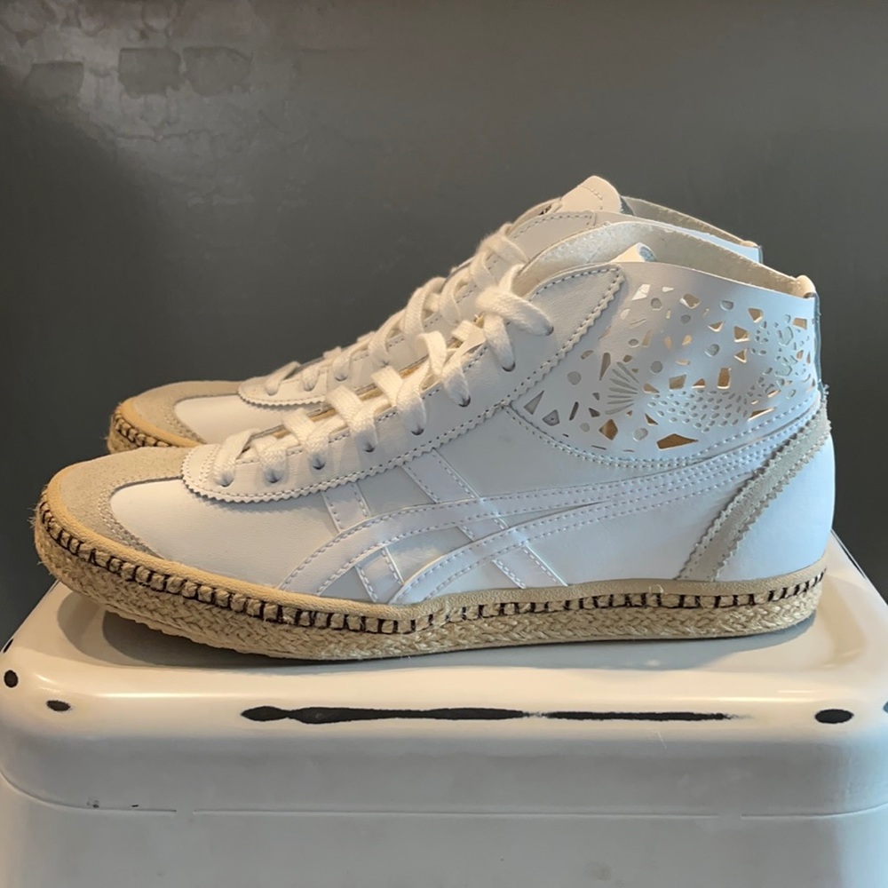 Onitsuka Tiger Mexico Mid Runner Espadrille Women’s 8. Fits like an 8.5.